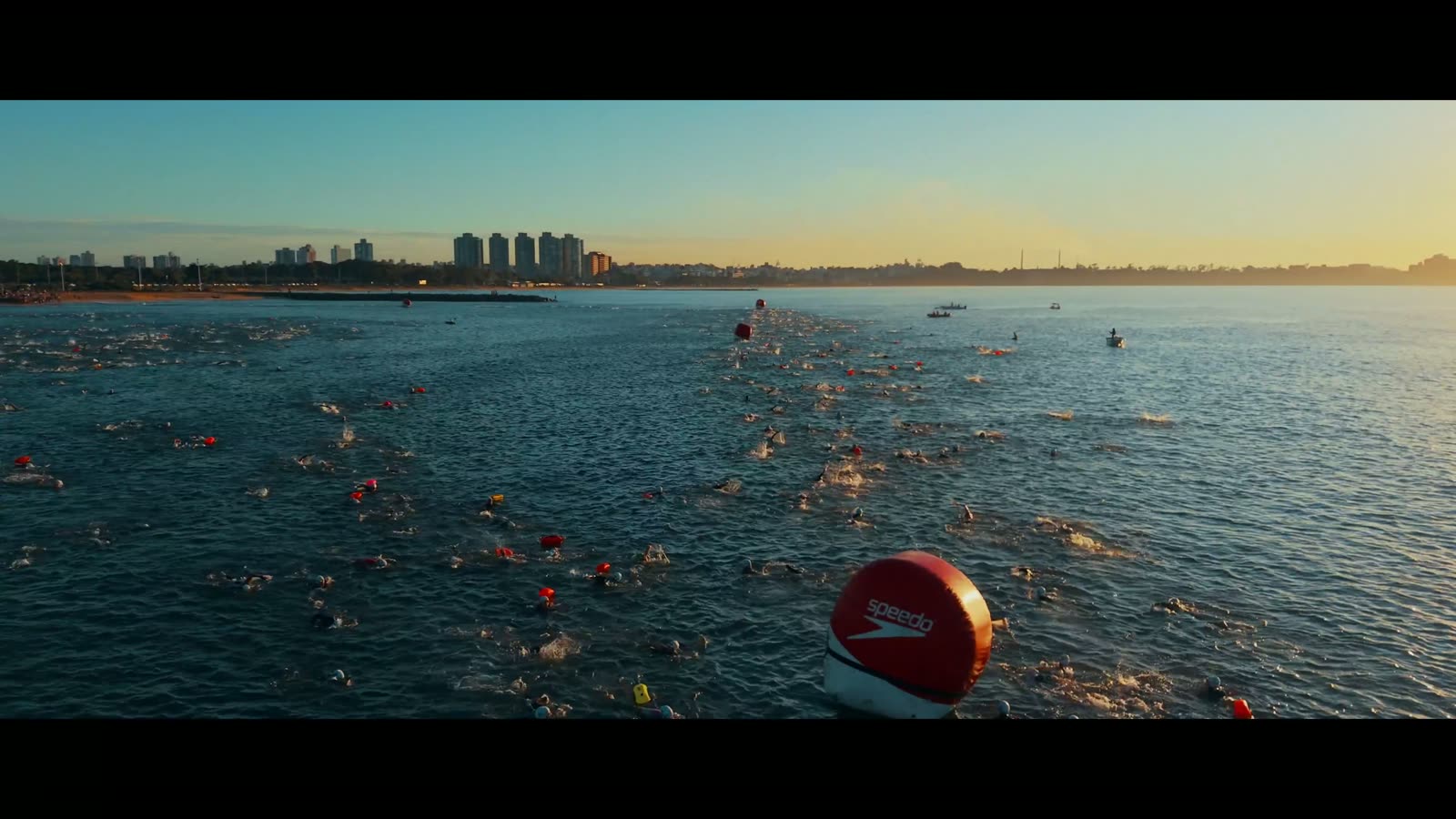 Filme da City Films para o Capixaba de Ferro: atletas nadando no mar ao nascer do sol